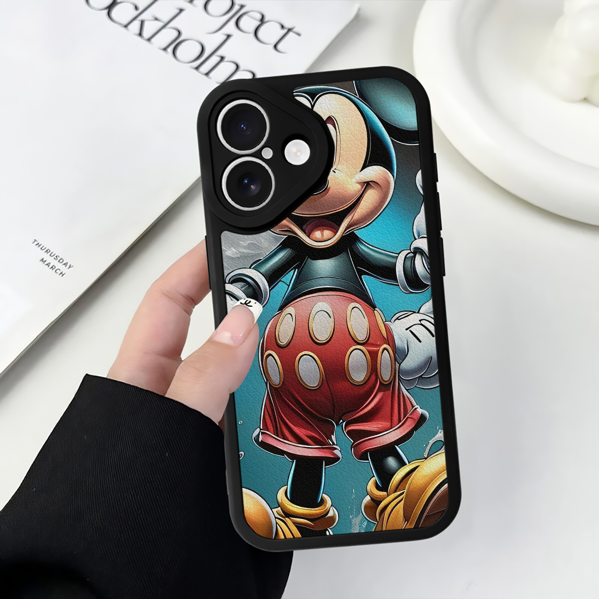 （画像用） ミッキーマウス Mickey Mouse 【iPhone 16シリーズ対応】シリコンスマホケース（レザー調） 材質：シリコン